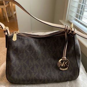 Ladies authentic Michael Kors purse